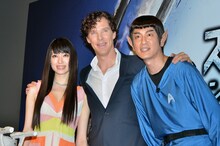 映画「スター・トレック イントゥ・ダークネス」のイベントに登壇した（左から）栗山千明、ベネディクト・カンバーバッチ、Mr.スポックに扮するココリコ田中。