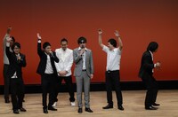 磁石・佐々木（中央）が歌う「マジで」とラップバージョンがコラボレーション。