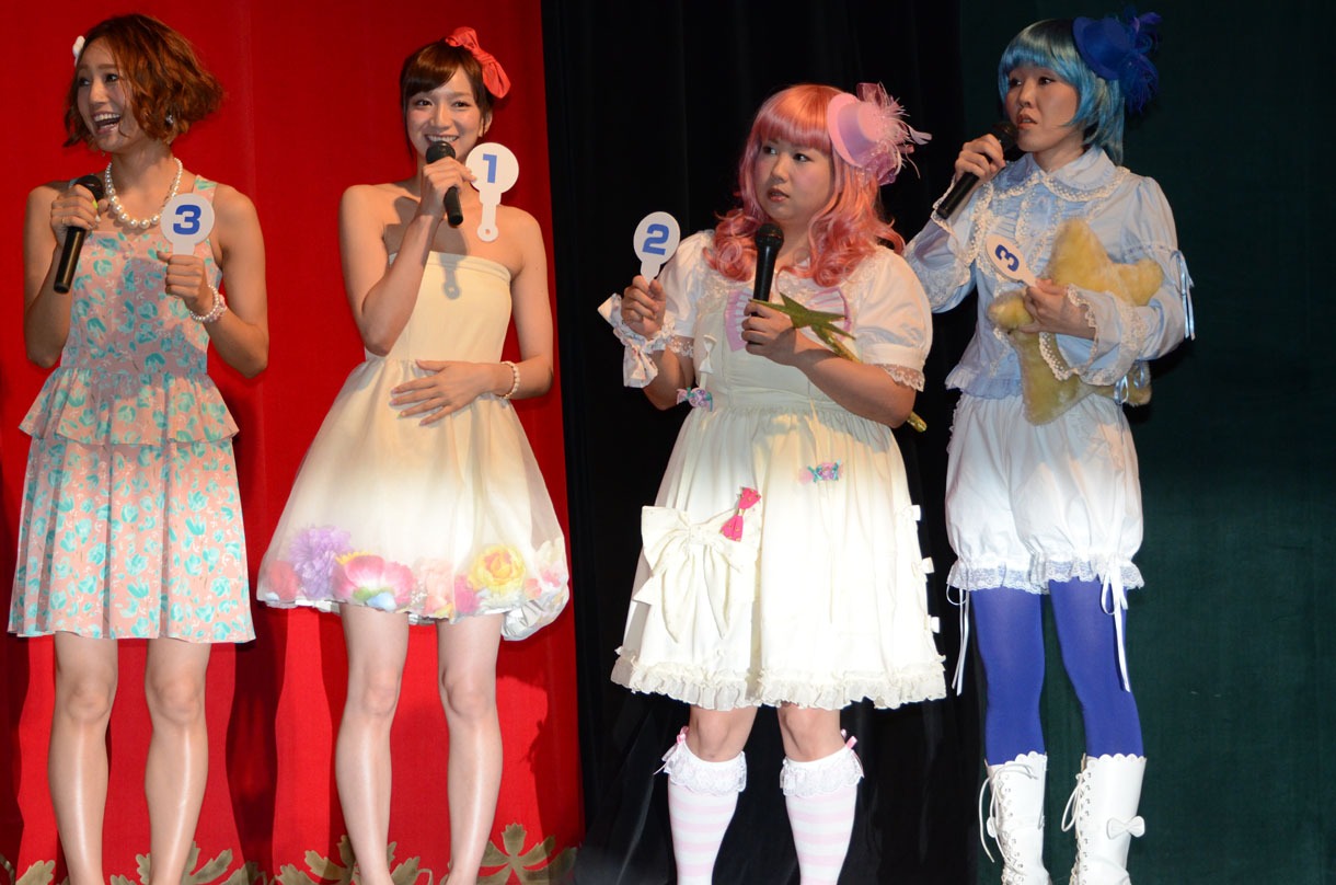 サンリオのキャラクターにまつわるクイズに挑戦するgirl next door千紗、芹那、アジアン馬場園、アジアン隅田。