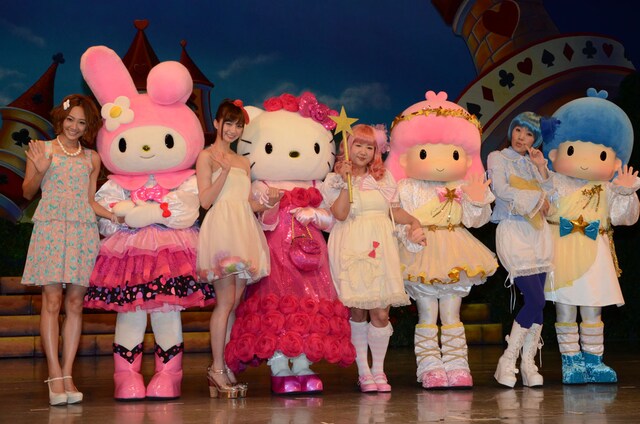 サンリオピューロランドの新エリア「サンリオタウン」のオープンプレイベントの模様。（左から）girl next door千紗、芹那、アジアン馬場園、アジアン隅田。