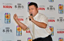 逆立ちをする前に「ザキヤマが、来るぅー！」とギャグを披露するアンタッチャブル山崎。