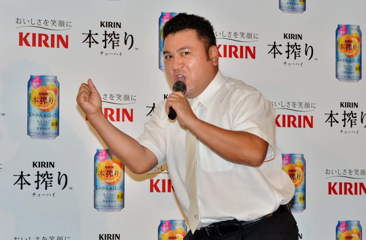 逆立ちをする前に「ザキヤマが、来るぅー！」とギャグを披露するアンタッチャブル山崎。