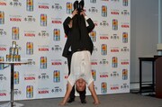 逆立ちをするアンタッチャブル山崎。背後ではスタッフがサポートしている。