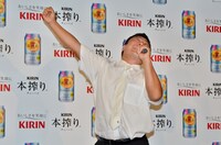 逆立ちをした結果「来るぅー！」のギャグが「キター！」と原型に戻ってしまったアンタッチャブル山崎。