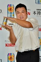 缶を逆さにするアンタッチャブル山崎。