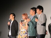 新サービスの利点に驚きながら説明を聞く4人。