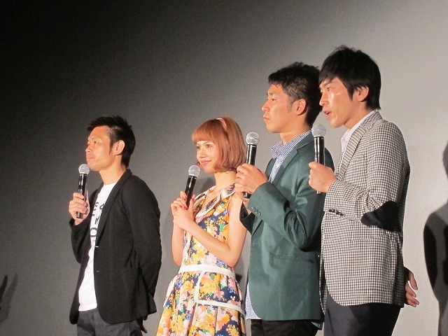 新サービスの利点に驚きながら説明を聞く4人。