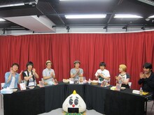 ニコニコ生放送「『舞台・ウレロ☆未公開少女』発売記念48時間ウレロ祭り」反省会に登場した東京03、劇団ひとり、バカリズム、早見あかり、佐久間宣行テレビ東京プロデューサー。