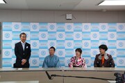 フランス「アヴィニョン演劇祭」への決意会見の模様。（左から）六代桂文枝、笑福亭鶴笑、桂あやめ、もりやすバンバンビガロ。(c)吉本興業