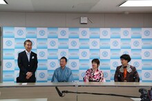 フランス「アヴィニョン演劇祭」への決意会見の模様。（左から）六代桂文枝、笑福亭鶴笑、桂あやめ、もりやすバンバンビガロ。(c)吉本興業