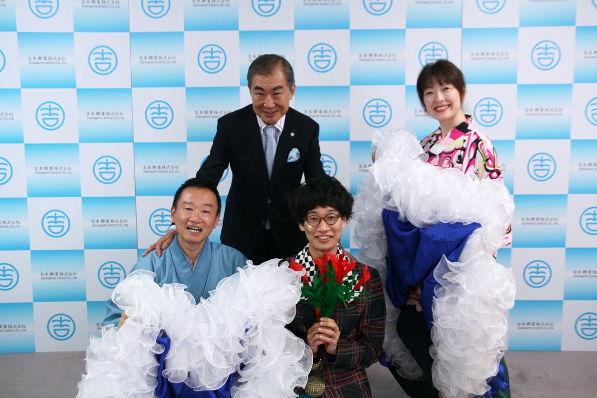 フランス「アヴィニョン演劇祭」への決意会見の模様。（上段左から）六代桂文枝、笑福亭鶴笑、桂あやめ。（下段左から）もりやすバンバンビガロ。(c)吉本興業