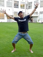 変顔写真集「フェイス！」発売を目指し、クラウドファンディング・プラットフォーム「CAMPFIRE」を通した資金集めを行っているワッキー。