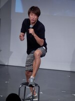 オリジナルソング「ロボット」を熱唱する木本。