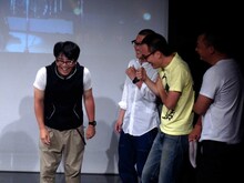 木本が歌ったオリジナルソング「ロボット」を聴いて爆笑する（左から）鈴木、ピーマンズスタンダード吉田、ピーマンズスタンダード南川、TKO木下。