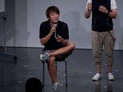 アコースティックバージョンの「ロボット」を披露。歌詞が聞き取れるようゆっくりと歌い上げる。