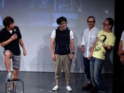 メンバー紹介を再現する木本(左)。