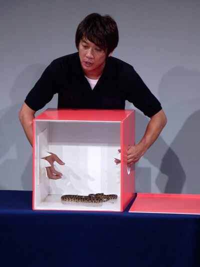 芸歴22年にして初めて「箱の中身はなんでしょね」に挑戦する木本。箱の中身は蛇。