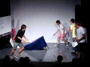 箱の中で手を噛まれ続けた木本が暴れた結果舞台上は大惨事に。