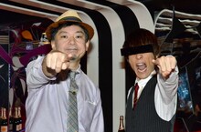 （左から）鈴木おさむと、オキャディー（甘王）。（衣装協力：FAT）