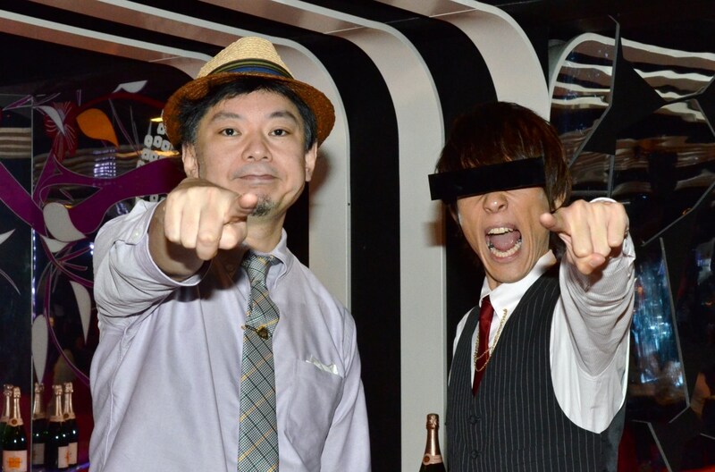 （左から）鈴木おさむと、オキャディー（甘王）。（衣装協力：FAT）