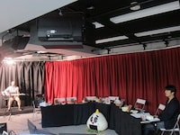 角田の歌が始まり佐久間P以外いなくなったスタジオ。