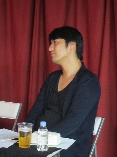歌う角田から目をそらさない佐久間P。