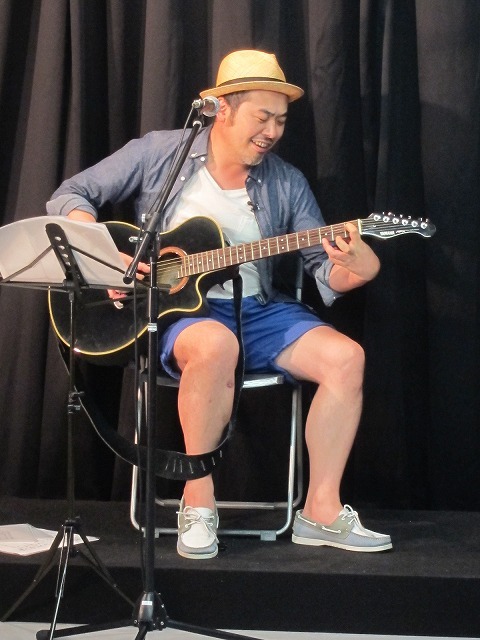 ギターがうまいということで、ビートルズの「Blackbird」を弾き語りさせられたオークラ。「歌ヘタ！」「ギターはうまいんだけどなあ」とツッコまれる。