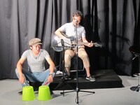 風間カメラマンのバケツドラムで角田の歌に入り込もうとするひとり。