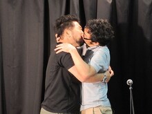 東京03角田と風間カメラマンの熱いキス。