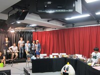 フィナーレの熱唱に参加しないバカリ。