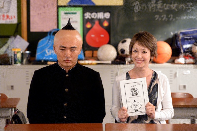 「永沢君」で脚本制作に初挑戦した木村カエラ（右）と、永沢君を演じる劇団ひとり（左）。(c)TBS
