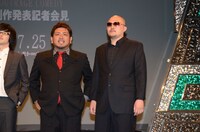 鬼越トマホーク。坂井（右）にタケトは「サングラスを取ると目がかわいい」とコメントした。