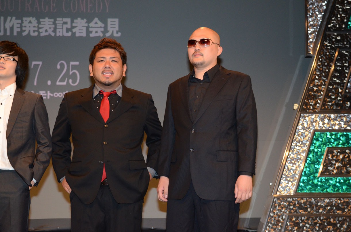 鬼越トマホーク。坂井（右）にタケトは「サングラスを取ると目がかわいい」とコメントした。