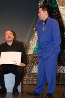 遅れて登場した笑鷺・濱口（右）。家からこの衣装で来たという。