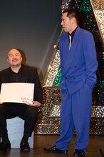 遅れて登場した笑鷺・濱口（右）。家からこの衣装で来たという。