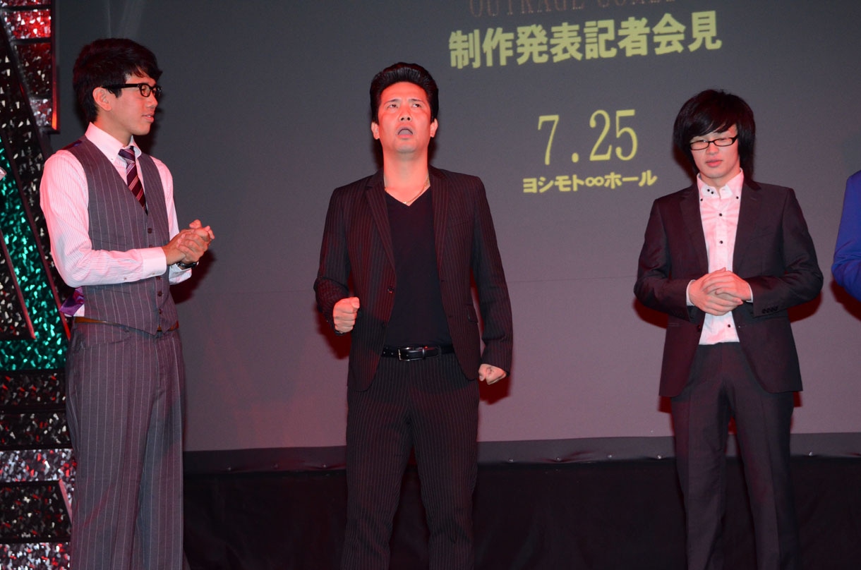 お客さんから借りたものではない「白い粉」を出すという不正により罰ゲームを受けることになったアイパー（中央）。