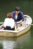 ボートを漕ぐ藤原。