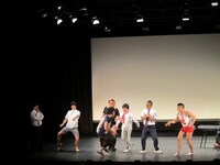 こまつの音楽で踊り出す芸人たち。