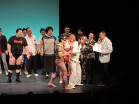 入賞できなかったことを詰め寄る魔族。