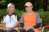 トレーニング後、取材に応じた森三中・大島（右）。