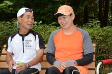 トレーニング後、取材に応じた森三中・大島（右）。