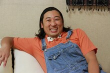 BeeTV「熟女大好き♪ロバート秋山のお尻のホクロ探し旅」