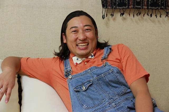 BeeTV「熟女大好き♪ロバート秋山のお尻のホクロ探し旅」