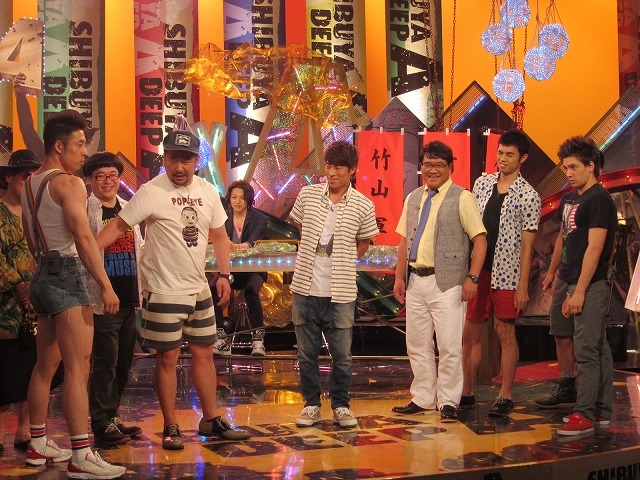 竹山軍にパワーを見せつけようとするきんに君を制するケンコバ。