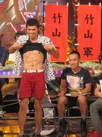 きんに君に対抗する小島。