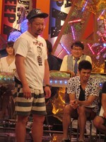 「Shibuya Deep A」の「どっちが面白いか!? 国民に問う！お笑い国民投票！」で敗れ、キザなセリフを言うケンコバ。