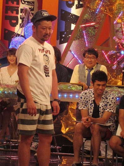 「Shibuya Deep A」の「どっちが面白いか!? 国民に問う！お笑い国民投票！」で敗れ、キザなセリフを言うケンコバ。