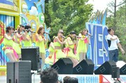 SUPER☆GiRLSと、司会の桝太一日本テレビアナウンサー（右）。