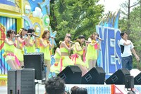 SUPER☆GiRLSと、司会の桝太一日本テレビアナウンサー（右）。