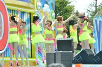「常夏ハイタッチ」を披露するSUPER☆GiRLS。